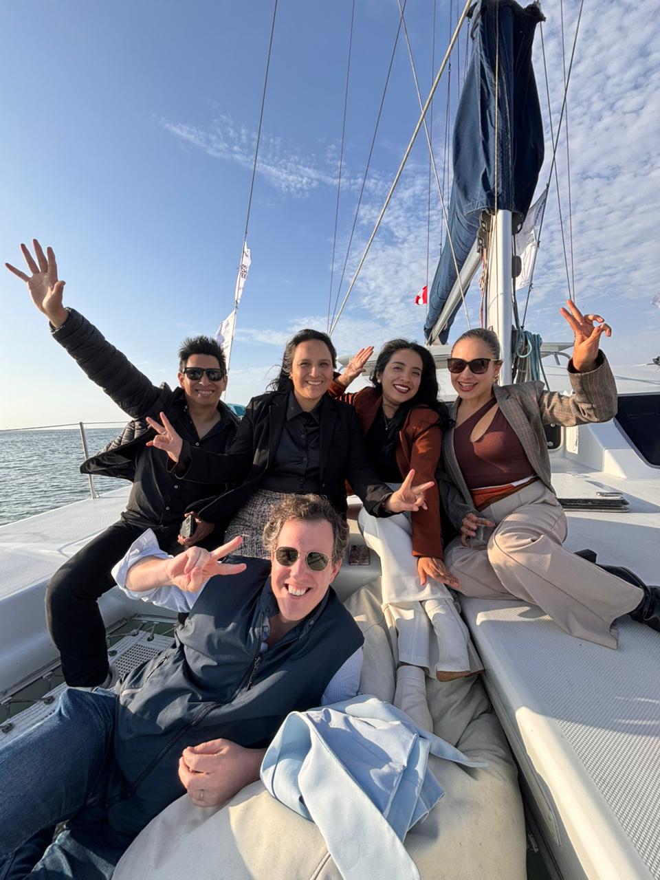 Grupo de asistentes en la cubierta del catamarán