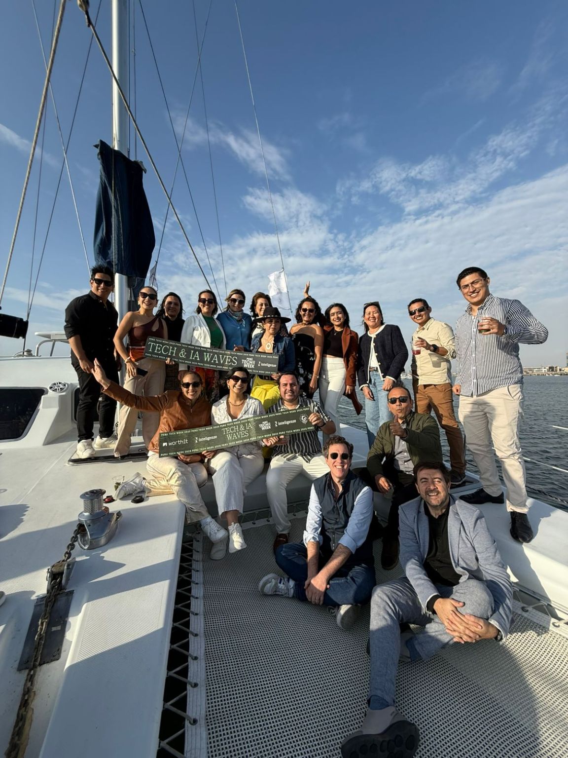 Foto grupal sosteniendo el estandarte Tech & IA Waves