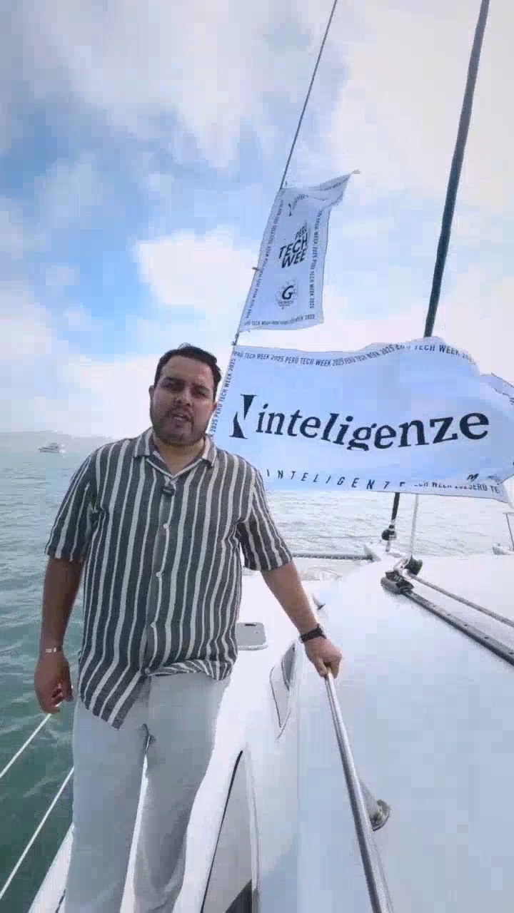 Asistente en la proa del catamarán con el estandarte de inteligenze al zarpar